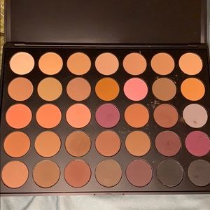 Morphe eyeshadow pallet 35N, only used to swatch!